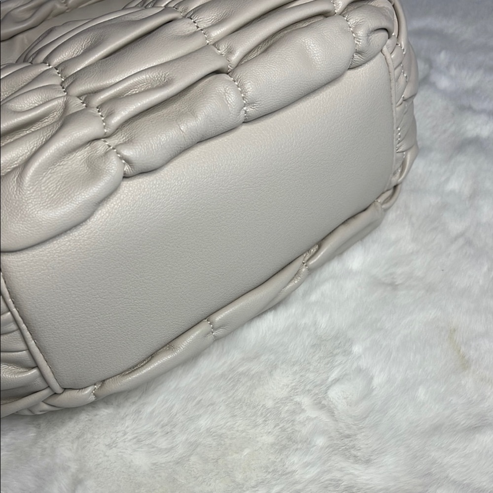 Juicy Couture- Cream Quilted Handbag with Gold Accents & Key chain - Picture 8 of 15